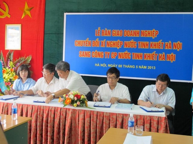 Lễ bàn giao doanh nghiệp chuyển đổi Xí nghiệp nước tinh khiết Hà Nội thành Công ty cổ phần nước tinh khiết Hà Nội